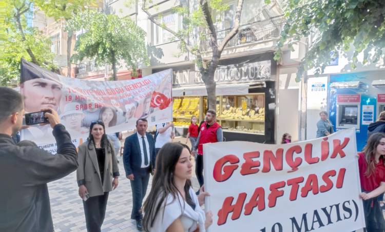 Şarköy'de Gençlik Haftası Çelenk Töreniyle Başladı!