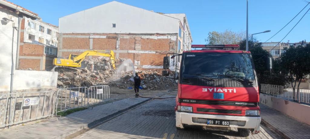 Şarköy’de Tehlike Oluşturan Metruk Bina Yıkıldı