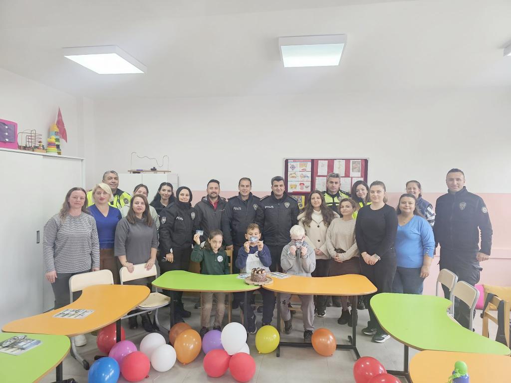 Polisten Engelli Öğrencilere Anlamlı Sürpriz