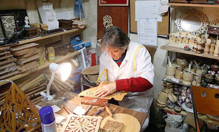 Ahşabı kıl testeresiyle dantel gibi işliyor