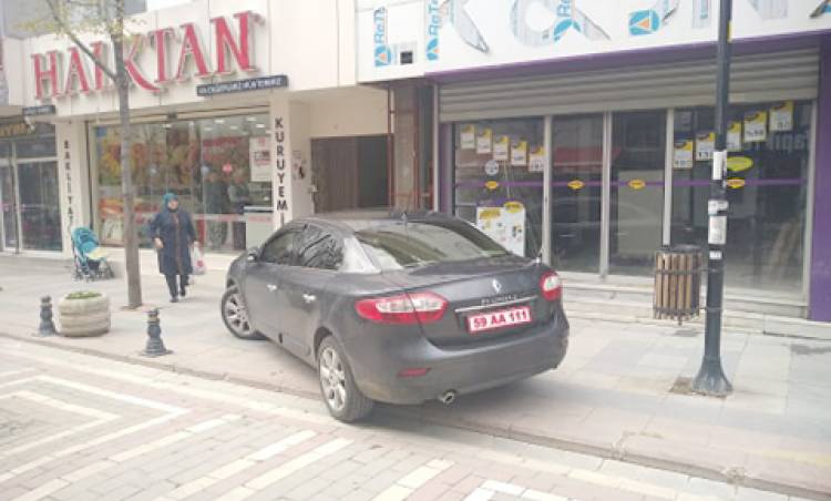 Bu işte bir terslik var! Yayalar yolda, araçlar kaldırımda!