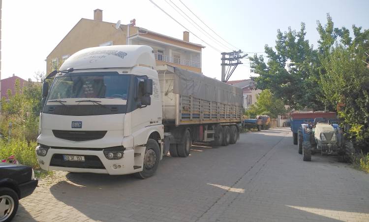 Cadde ve Sokaklara Park Edilen Tırlar ve Kamyonlar Tehlike Saçıyor