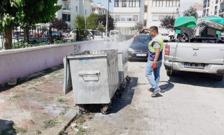 Çöp konteynerları ilaçlama çalışmaları devam ediyor
