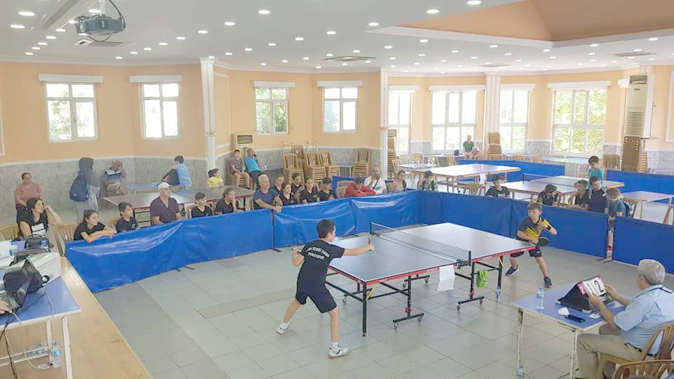 GENÇLER MASA TENİSİ OYNUYOR