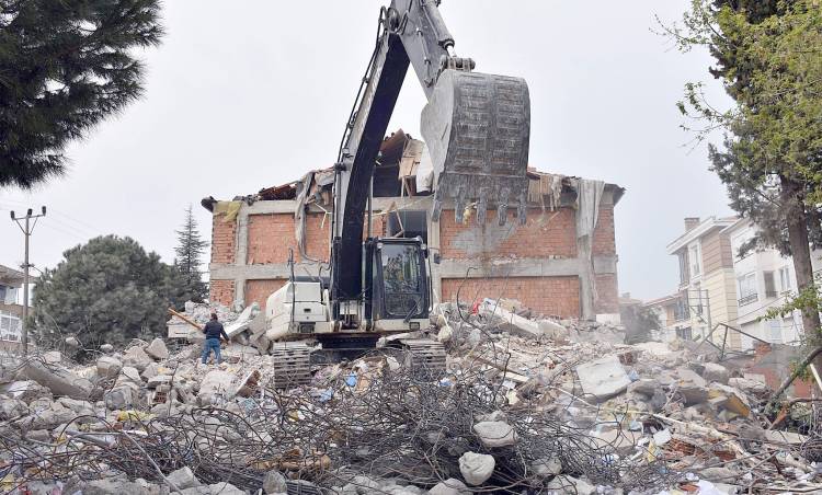 Kendi Haline Terk Edilen Öğretmen Evi Sonunda Yıkıldı