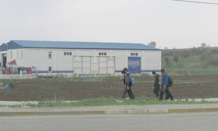 Öğrencilerin Yol Güzergahında İçki Reklamı