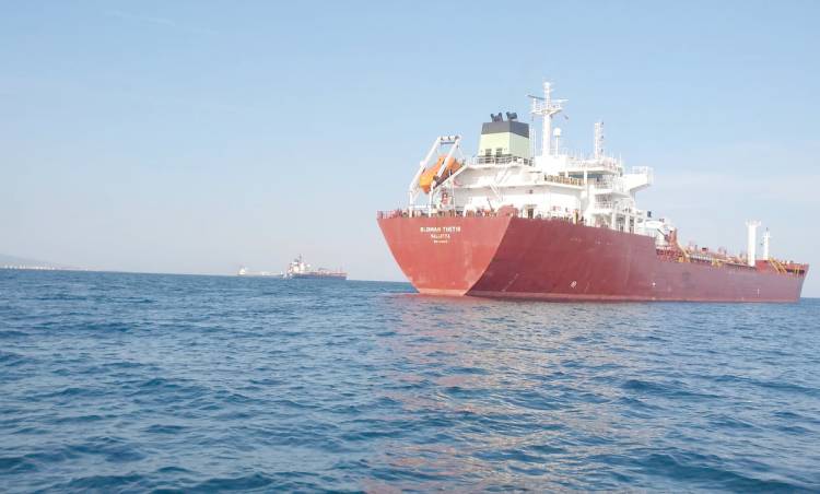 ŞARKÖY AÇIKLARINA DEMİRLEYEN GEMİLER ŞARKÖY PLAJLARINI KİRLETİYOR