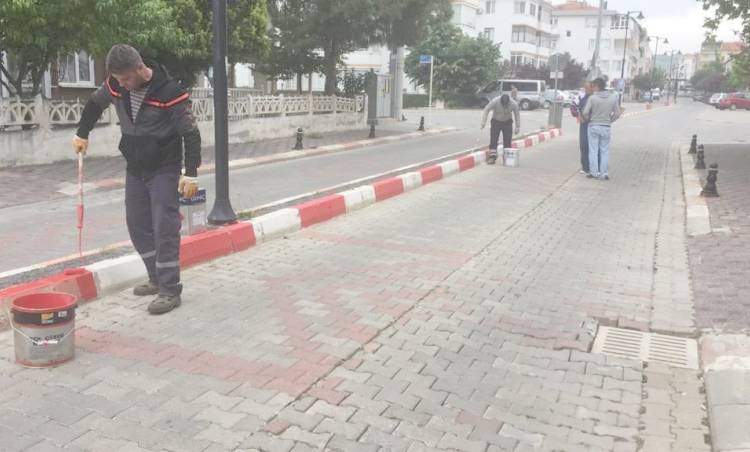 Şarköy Belediyesi Kaldırımları Kırmızı Beyaz Boyuyor