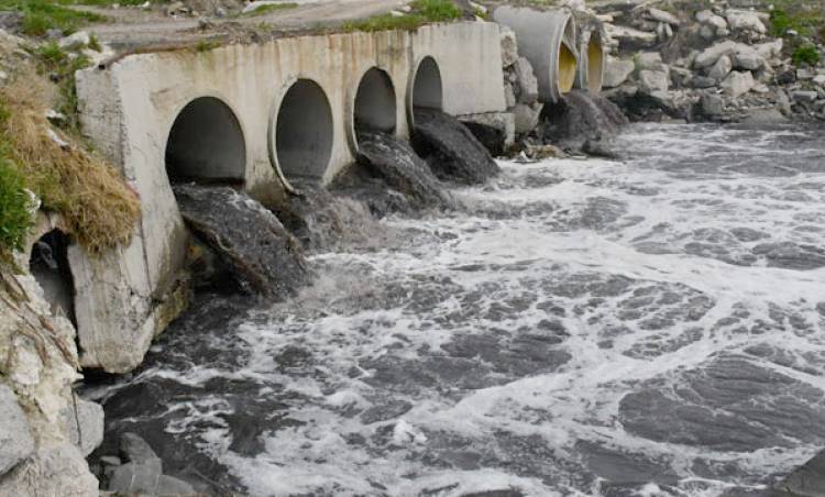 Siyah akan Çorlu Deresi'nden ağır koku yayılıyor