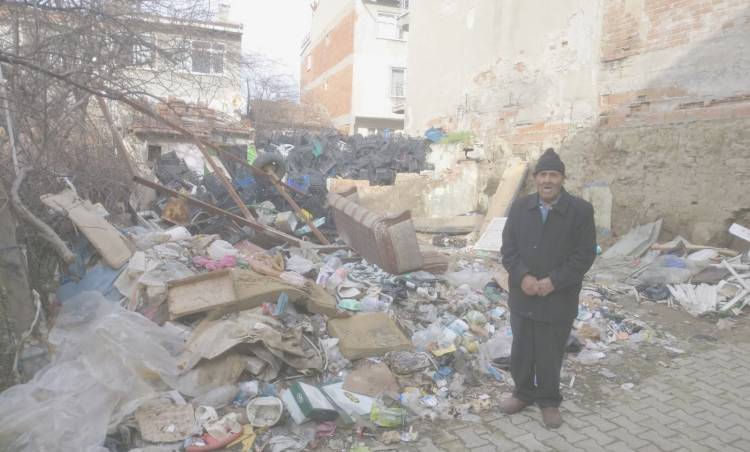 Burası çöplük değil mahalle  arasında boş bir arazi