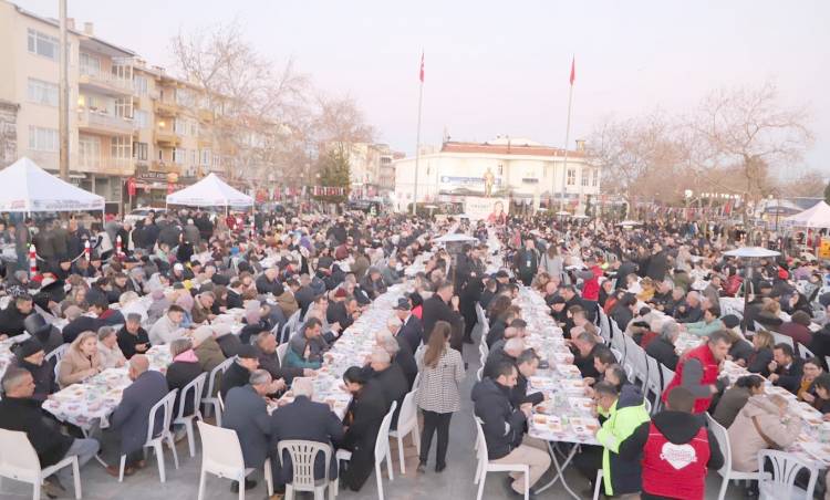 CHP’li BELEDİYEDEN CUMHURİYET MEYDANINDA SOKAK İFTARI