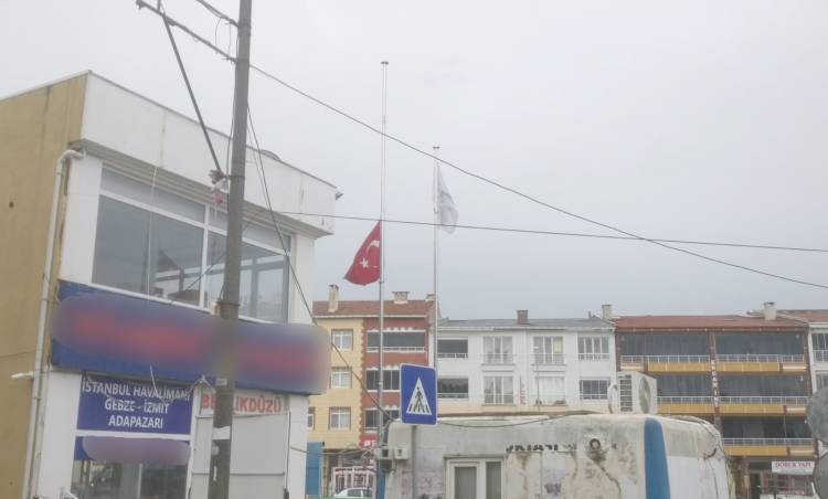 Şarköy’de Bayrak Yarıya İndirildi, Öyle Kaldı