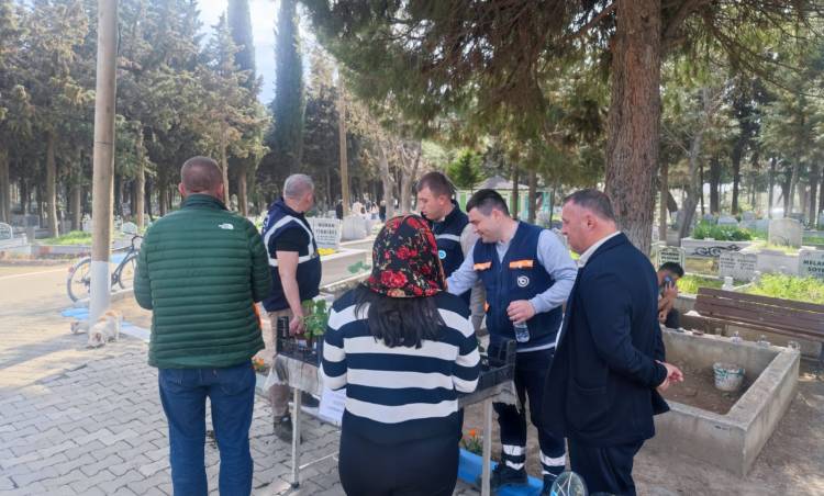 Tekirdağ Büyükşehir Belediyesi, Mezarlıkta Çiçek Dağıtımı Yaptı