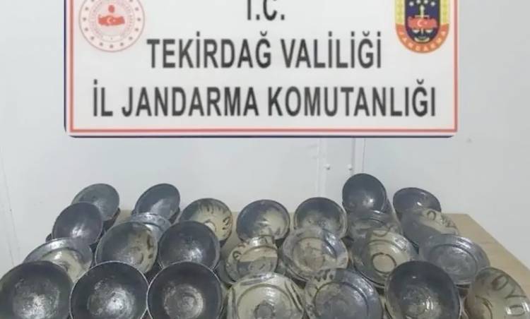 Teknede Tarihi Olduğu Değerlendirilen 50 Tabak Ele Geçirildi
