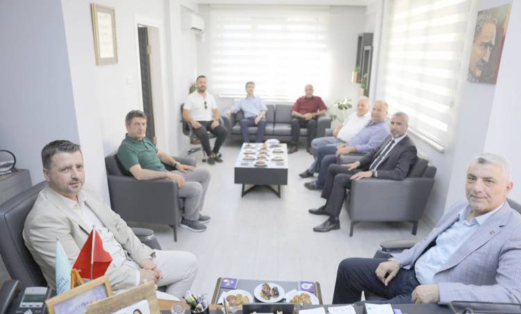 Ticaret Bakanı Ömer Bolat, CHP’li Belediye Başkanı Alpay Var’ı Ziyaret Etti